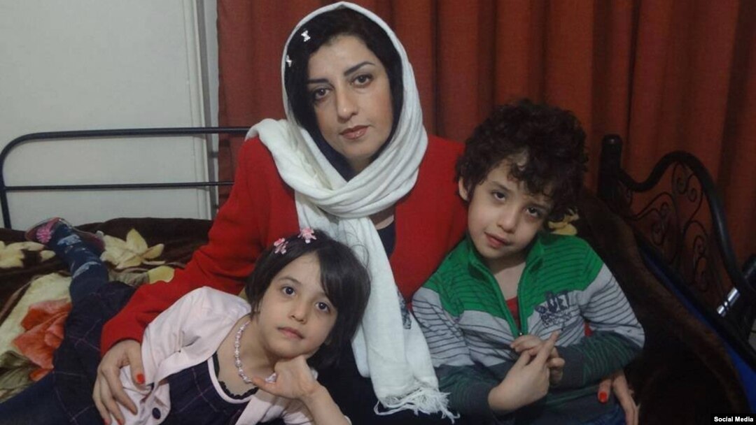 نرگس محمدی فعال مدنی در کنار دو فرزندش. او از هنگام زندانی شدن در سال ۹۴ فرزندانش را ندیده است.