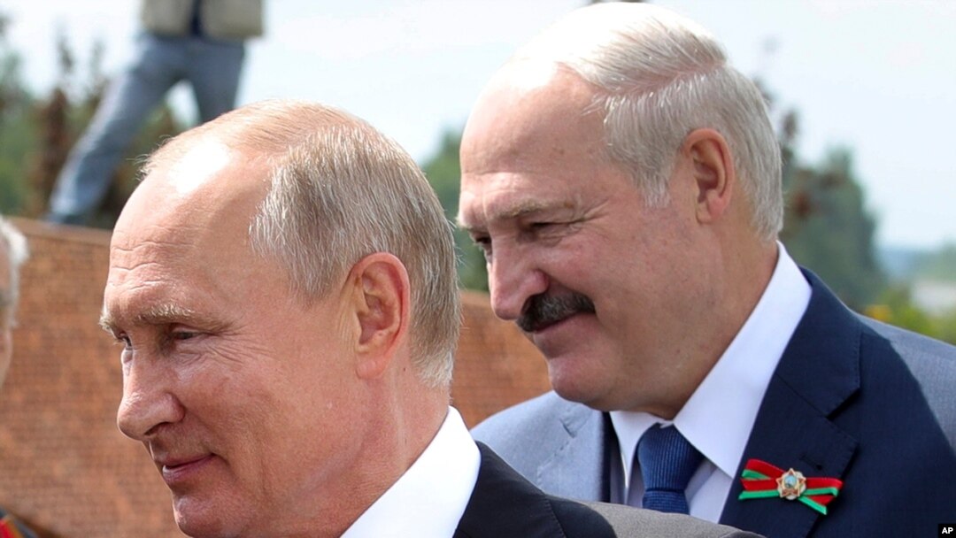 Archivo - El presidente ruso, Vladimir Putin, (izquierda) y el presidente bieloruso, Alexander Lukashenko, saludan a veteranos de la II Guerra Mundial durante una ceremonia en Rzhev, 200 km al oeste de Moscú, Rusia, el 30 de junio de 2020.