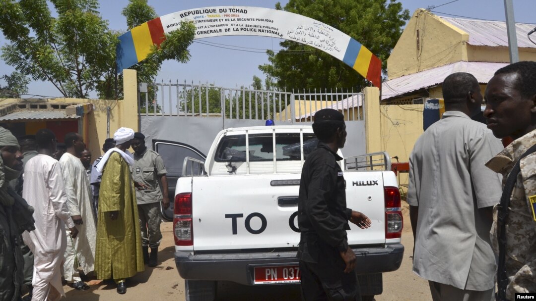 Security officers gather at the site of a suicide bombing that killed 34 people, including four suspected Boko Haram fighters, in Ndjamena, Chad, June 15, 2015. At least 100 others were injured in two attacks Monday.