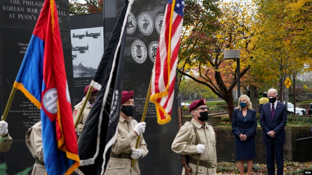 El presidente electo Joe Biden y Jill Biden, llegan al Monumento a los Veteranos Coreanos de Filadelfia el Día de los Veteranos, miércoles 11 de noviembre de 2020, en Filadelfia. (Foto AP / Alex Brandon