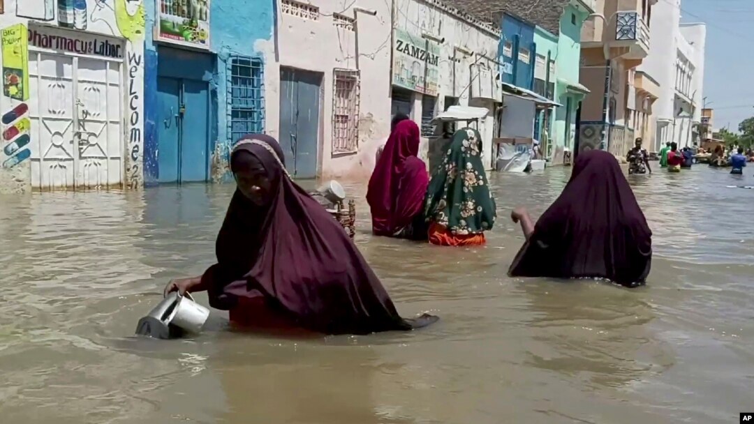 Watu wakitembea kwenye maji ya mafuriko Somalia. Picha ya maktaba.