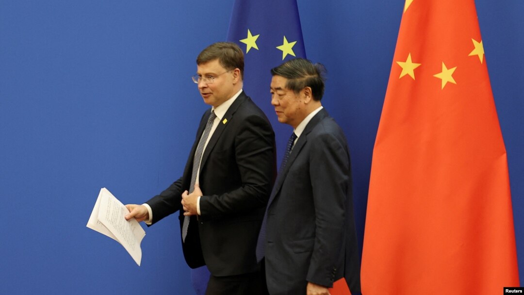 歐盟貿易專員東布羅夫斯基斯和中國副總理何立峰在北京共同舉行記者會。（2023年9月25日）