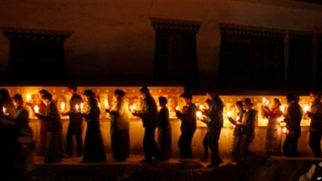 People, many of them Tibetan exiles, hold candle light vigil in solidarity with Tibetans who have self-immolated, Katmandu, Nepal, Feb. 13, 2013.