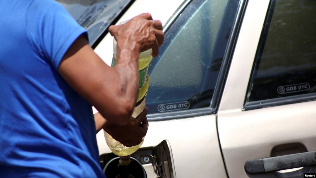 Un hombre llena el tanque de su automóvil con combustible de contrabando desde la frontera con Colombia, en San Cristóbal, estado Táchira, Venezuela, el 27 de enero de 2022. Foto: Reuters.