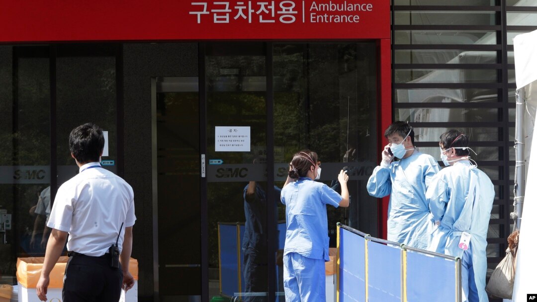 FILE - Hospital workers wear masks as a precaution against the Middle East Respiratory Syndrome (MERS) virus as they work in front of an emergency room of Samsung Medical Center in Seoul, South Korea, June 7, 2015. 
