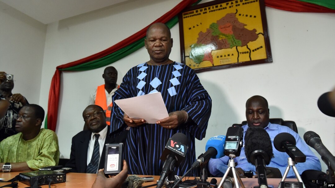 Opposition leader Jean Hubert Bazie (C) reads a statement, next to the head of Burkina Faso's opposition Zephirin Diabre (D), during a press conference on Nov. 1, 2014 in Ouagadougou. 