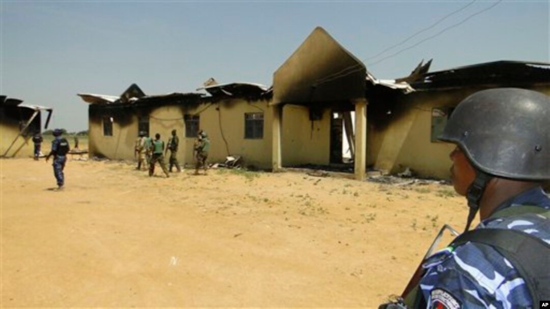 "Boko Haram" jangarilari hujumiga uchragan askar baraklari, Damaturu, Nigeriya, 28-oktabr, 2013-yil.