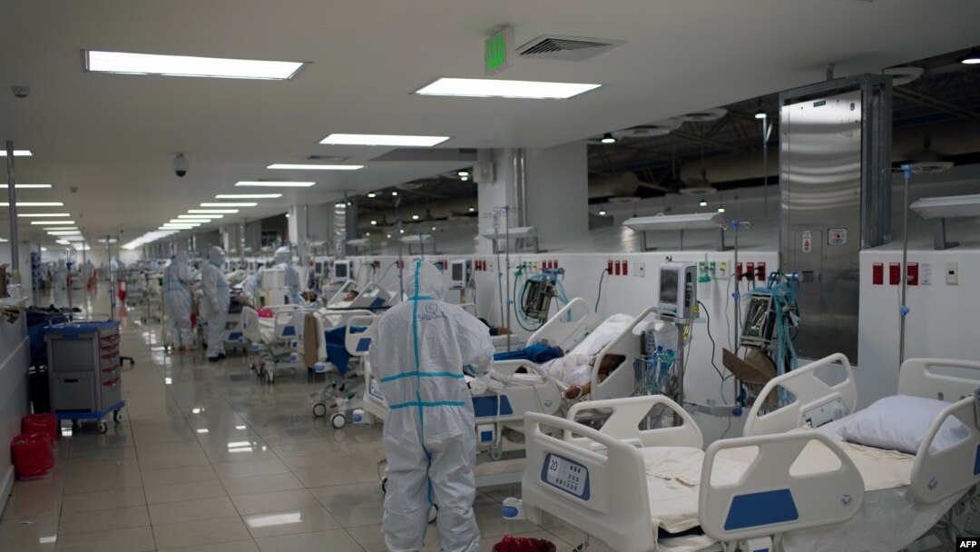 Trabajadores de la salud, voluntarios españoles de la Fundación SAMU y médicos salvadoreños asisten a pacientes ingresados en la unidad de cuidados intensivos durante la pandemia de COCIVD-19, en San Salvador, el 12 de agosto de 2020. 
