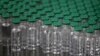ARCHIVO: Los viales de COVISHIELD, vacuna contra la enfermedad del coronavirus (COVID-19) de AstraZeneca, se ven antes de ser empaquetados dentro de un laboratorio en el Serum Institute of India, Pune, India, 30 de noviembre de 2020.
