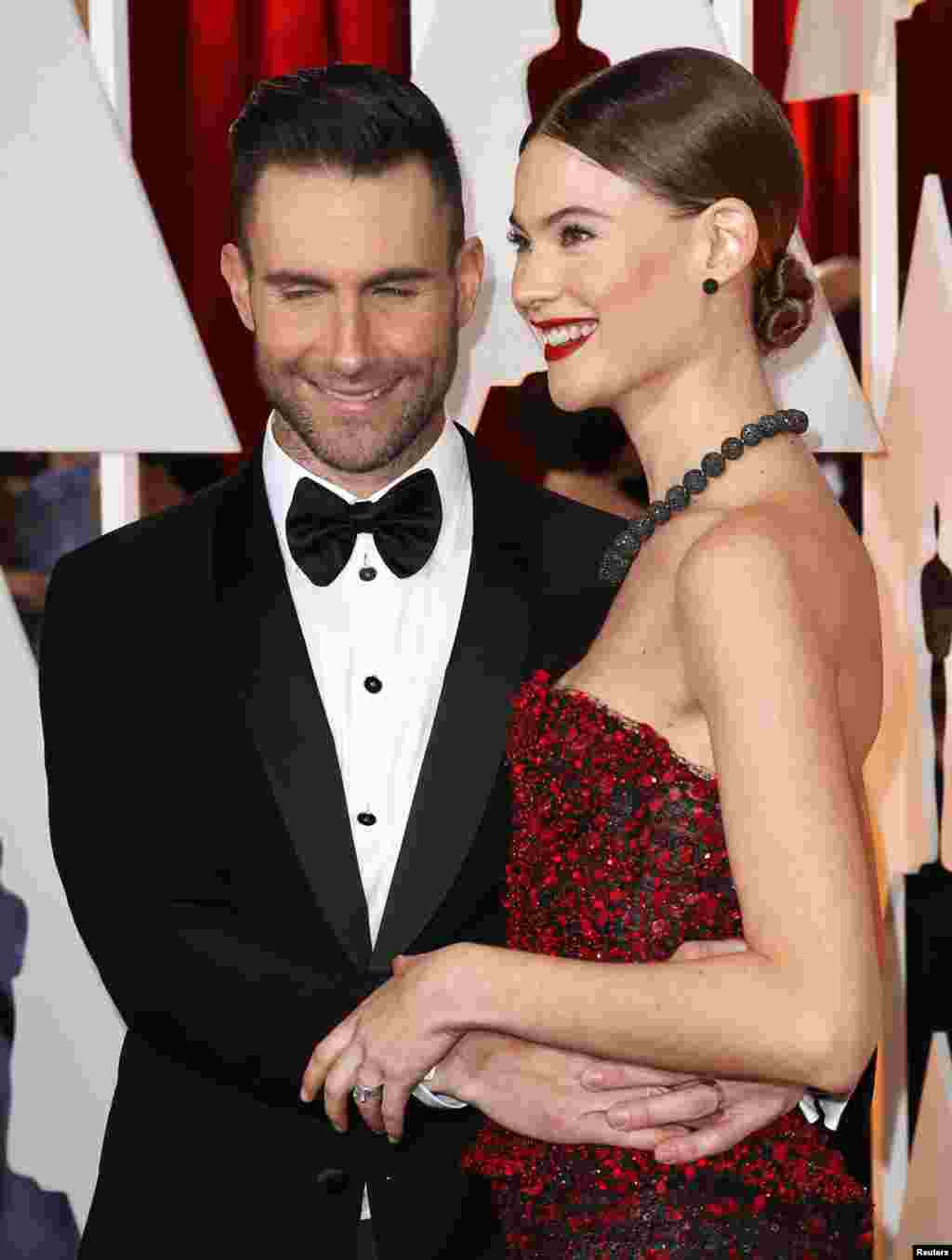 O cantor Adam Levine e a sua mulher Behati Prinsloo