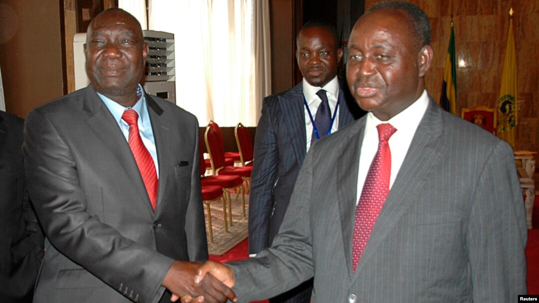 Michel Am-Nondokro Djotodia (L), leader of Central African Republic's (CAR) Seleka rebel alliance, shakes hands with CAR's President Francois Bozize (R) during peace talks with delegations representing the government and the opposition rebels, Jan. 11, 2013.