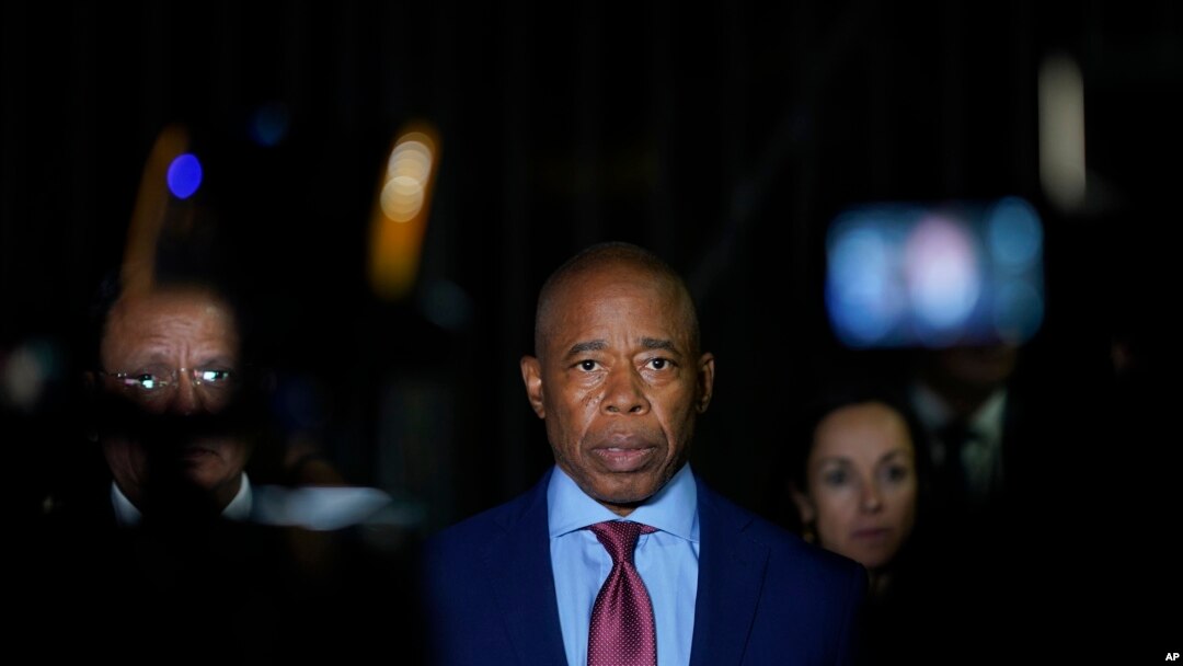 El alcalde de la ciudad de Nueva York, Eric Adams, habla con reporteros frente a la Basílica de Guadalupe, en la Ciudad de México, el miércoles 4 de octubre de 2023. [AP]