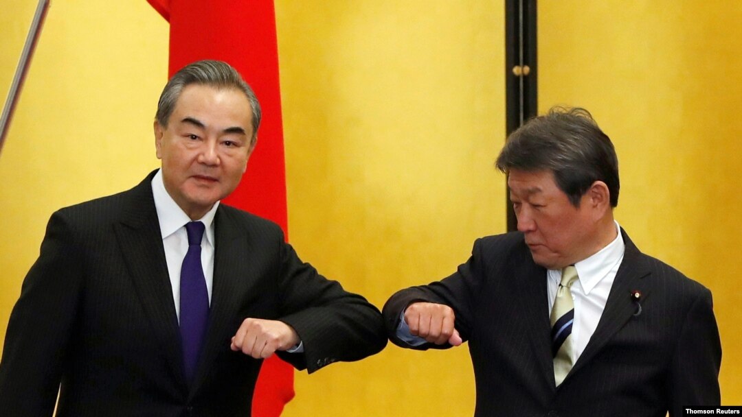日本外相茂木敏充（右）和中國外長王毅在東京會面。