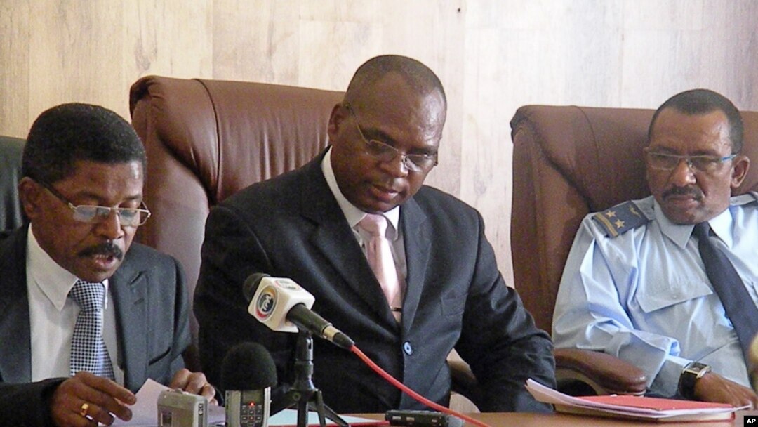 Vice-Governador do Namibe, Alcides Gomes Canral (esq.), procurador-geral provincial, Herculano Chilanda (cen) e Juíz Militar