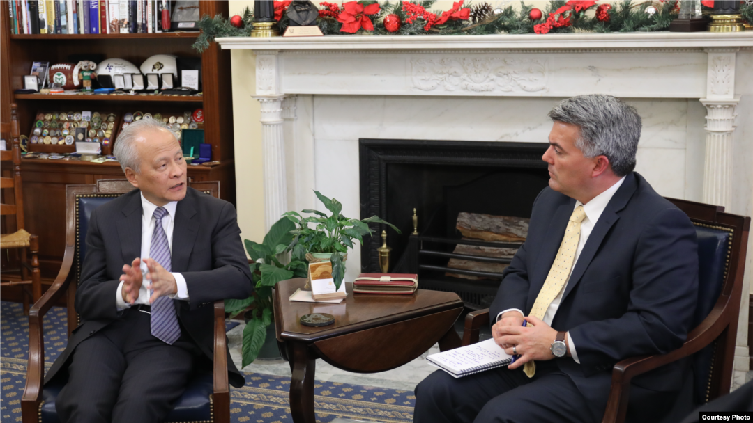 美國國會參議員加德納（Sen. Cory Gardner, R-CO）2018年12月12日與中國駐美大使崔天凱舉行會談。（照片來源：Sen. Cory Gardner Press Release）