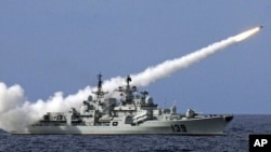 中國軍艦在南中國海舉行軍演時發射導彈（資料圖片）