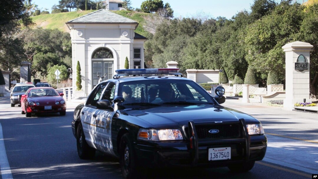 Los Angeles County Sheriff's leave "The Oaks of Calabasas" property, where the residence of the pop star, Justin Bieber was searched by police in Calabasas, Calif., on Jan 14, 2014. 