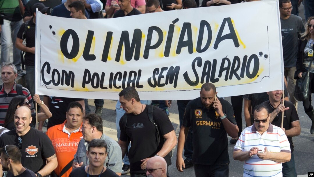 La policía de Río de Janeiro, Brasil, protesta por la falta de pago de salarios.