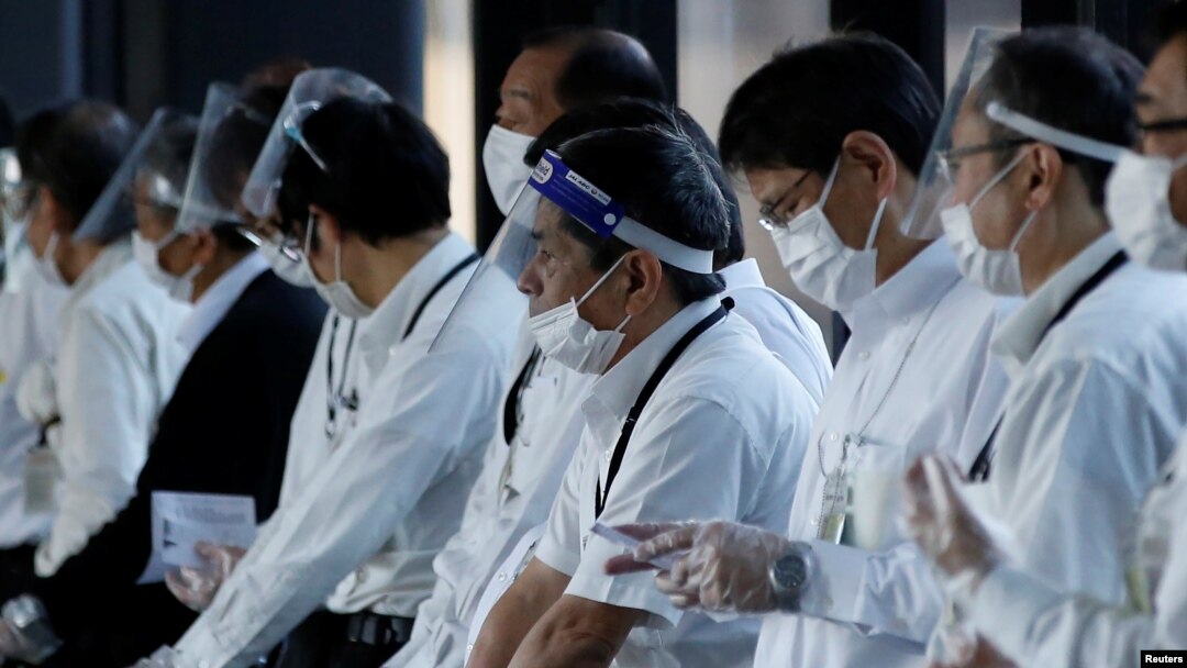 일본 나리타 국제공항 근무자들이 방역 장비를 갖춘 채 대기하고 있다. (자료사진)