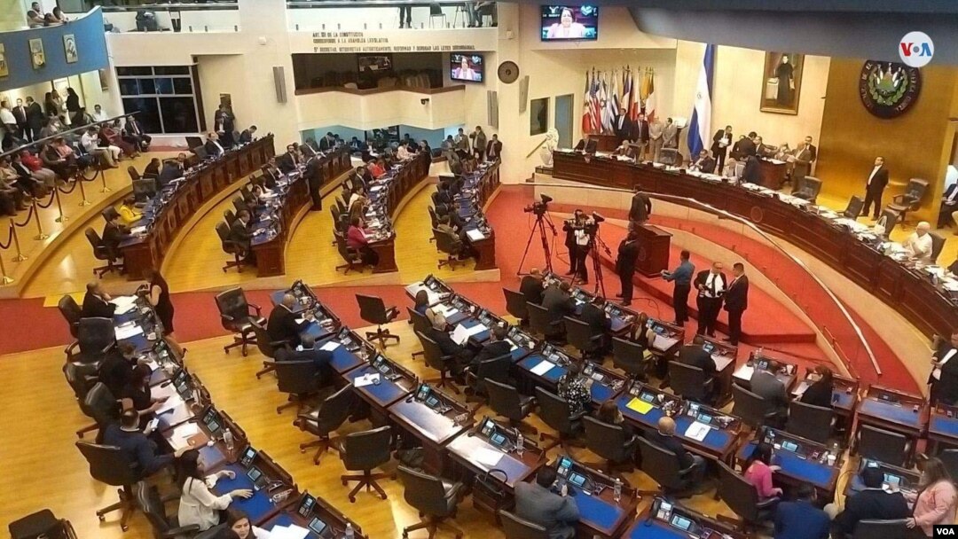 Asamblea Legislativa de El Salvador, rechazó las medidas tomadas por el presidente Nayib Bukele el domingo; algunos diputados las han tildado de "golpe de estado". Foto: Enrique López/VOA.
