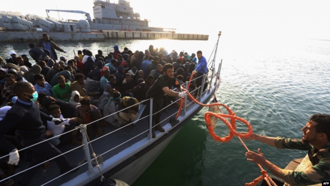 Ilegalni migranti različitih afričkih nacionalnosti dolaze u pomorsku bazu u Tripoliju.