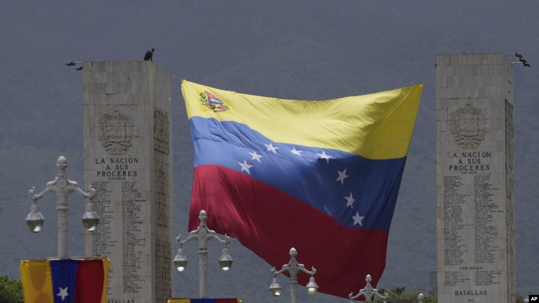 Una bandera venezolana cuelga en "El Paseo de los Próceres", o El Paseo de los Héroes, antes del inicio de un desfile militar el Día de la Independencia en Caracas, Venezuela, el 5 de julio de 2023.