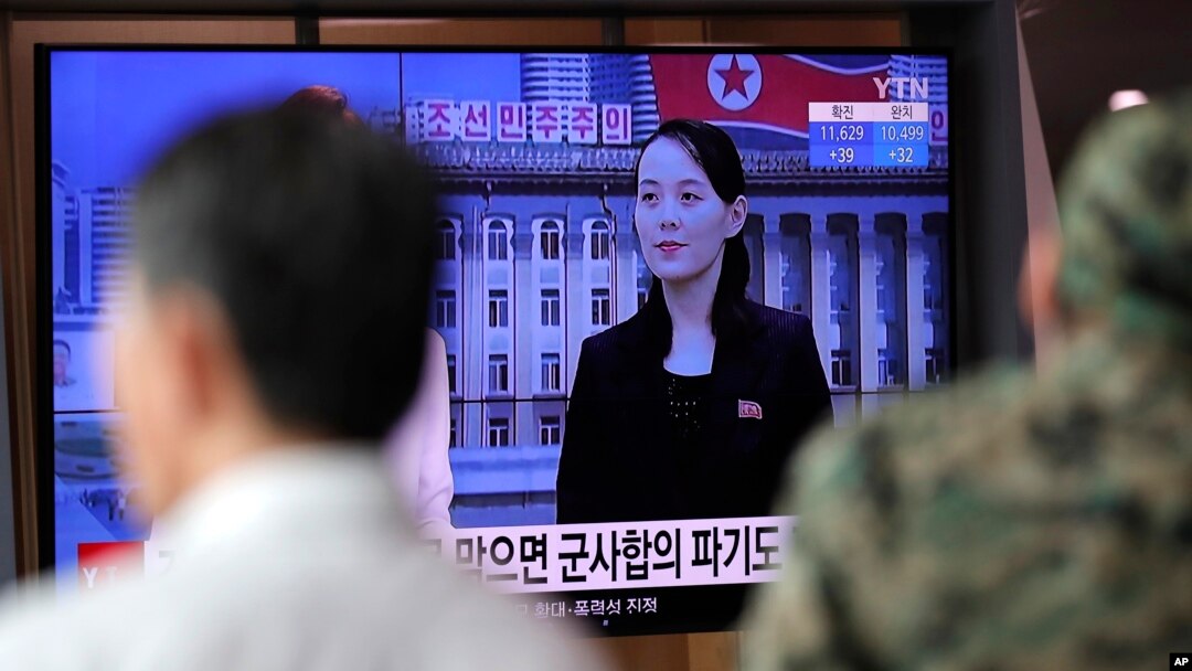 한국 서울역에 설치된 TV에서 김여정 북한 노동당 제1부부장의 대남 발언 관련 뉴스가 방송되고 있다. (자료사진)