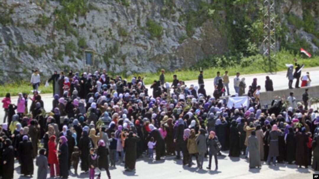 Women demonstrate on the Baida coastal highway to demand to release of those swept up in mass arrests, April 13, 2011