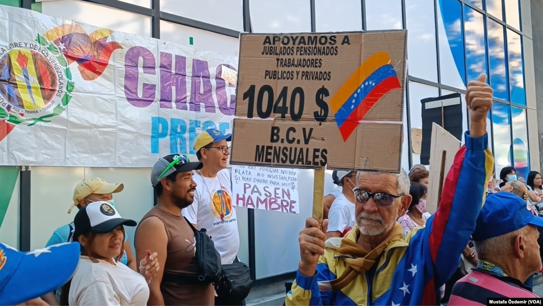 Venezuela'da yüksek enflasyon ve kur artışından dolayı fiyatlar doların karaborsa kuruna endekslenmiş durumda.