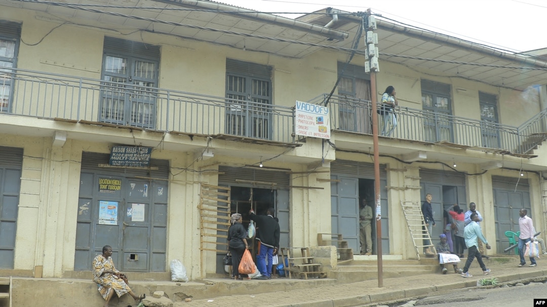 Pessoas encerram as lojas em Bukavu, a 14 de fevereiro de 2025
