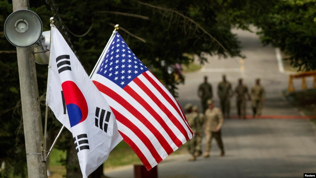 미군기지 주변에 미국 성조기와 한국 태극기가 나란히 걸려있다. (자료사진)