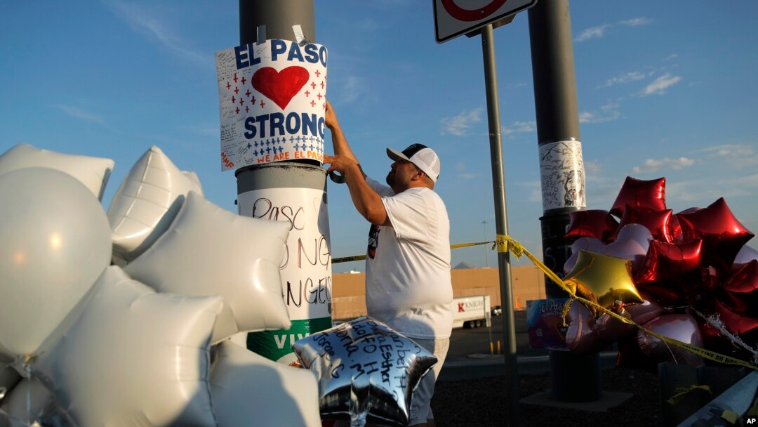 En esta foto de archivo del 6 de agosto de 2019, un hombre coloca un cartel de "El Paso Strong" (Fuerza El Paso) en un monumento improvisado a las víctimas de la masacre de El Paso, Texas. (AP Foto/John Locher, Archivo)