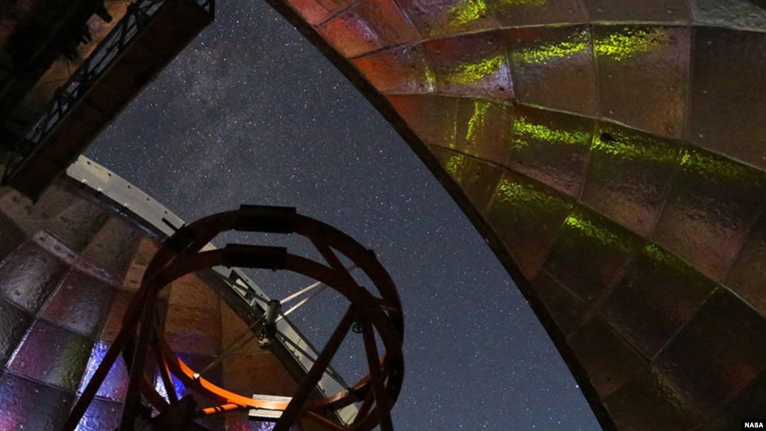 Vista desde el interior de la cúpula de la Instalación del Telescopio Infrarrojo de la NASA sobre el Mauna Kea de Hawai, durante una noche de observación. El telescopio se utilizará para medir el espectro infrarrojo del asteroide 2001 FO32.