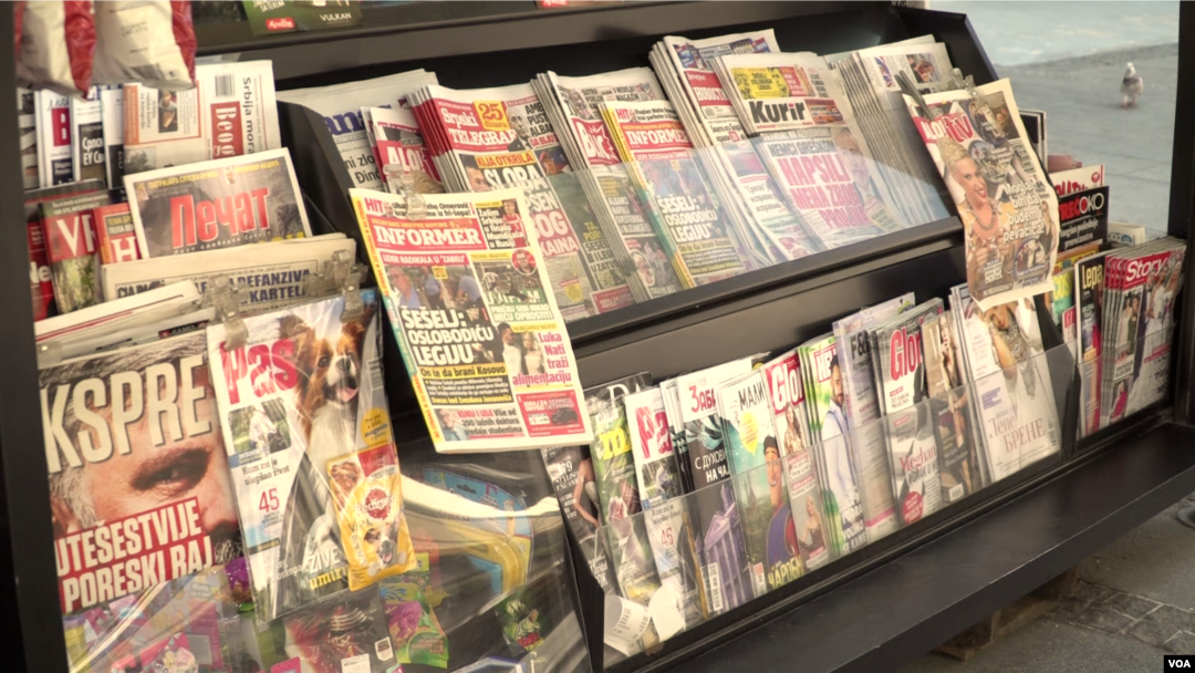 Novine na jednom od beogradskih kioska (Foto: VOA /Aleksandra Nenadović)