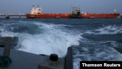 Un petrolero está atracado mientras se bombea petróleo en la terminal de buques del complejo industrial José Antonio Anzoategui de PDVSA en el, estado de Anzoategui, Venezuela. Abril 15, 2015. Foto: Reuters.