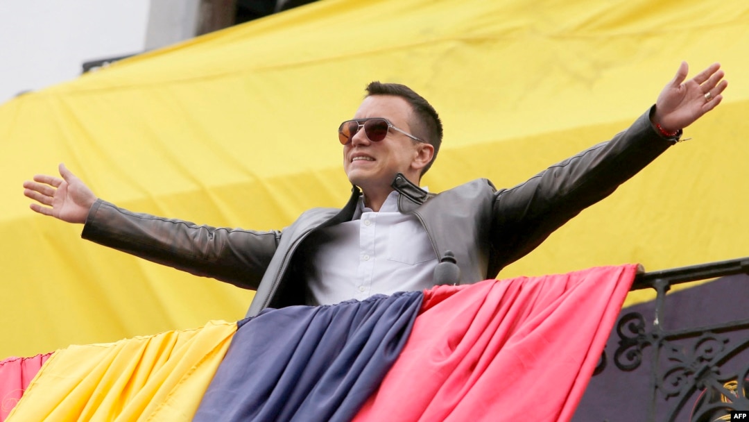 ARCHIVO - El presidente y candidato presidencial de Ecuador, Daniel Noboa, saluda a sus partidarios durante su primer día de campaña de reelección en el palacio de gobierno en Quito el 5 de enero de 2025.