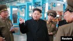 Rais wa Korea kaskazini Kim Jong Un akitoa maelezo kwa maafisa wa ngazi ya juu wa jeshi la nchi hiyo April 1, 2015