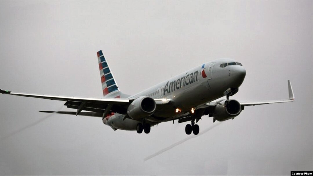 FILE - An American Airlines aircraft is preparing to land at Reagan National airport near Washington, DC. (Photo: Diaa Bekheet)