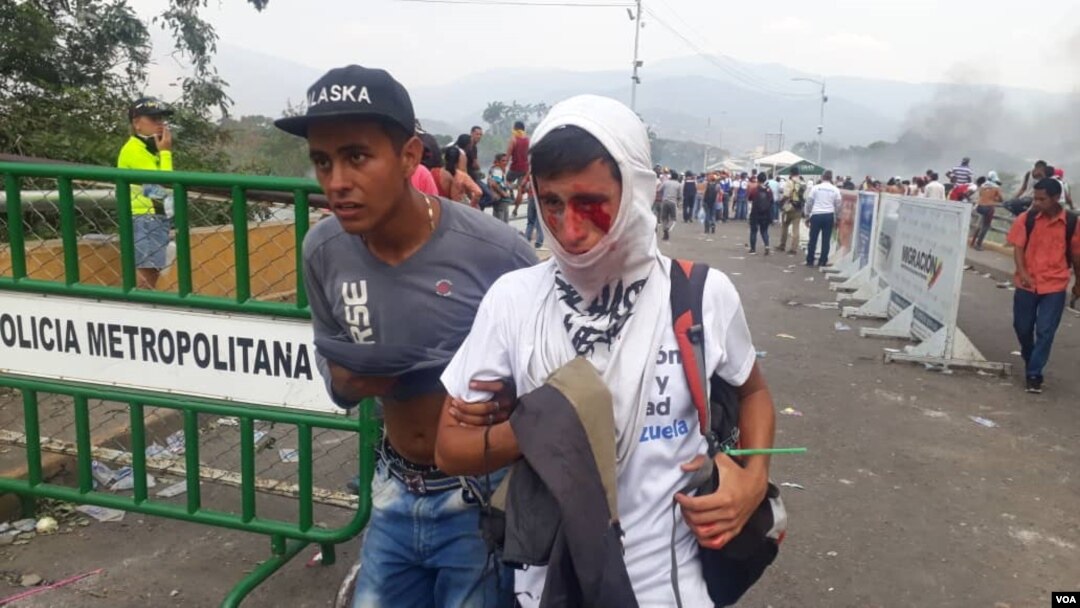 Heridos en el puente Simón Bolívar, en la frontera entre Venezuela y Colombia. 