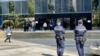 元朗7-21事件首宗”非白衣人”暴动案，2月27日在湾仔区域法院判刑，警方在法院大楼外加派警力布防。 (美国之音照片)