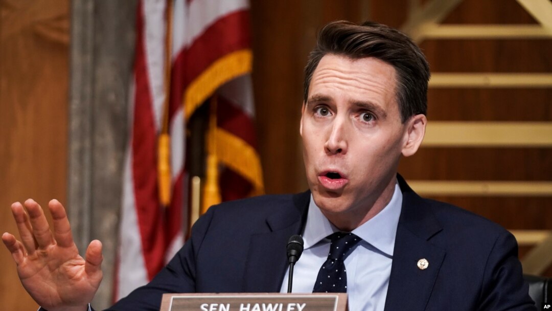 ARCHIVO - El senador republicano por Missouri, Josh Howley, habla durante una audiencia en la Comisión de seguridad interna y asuntos del gobierno en el Capitolio en Washington, el 30 de diciembre de 2020.