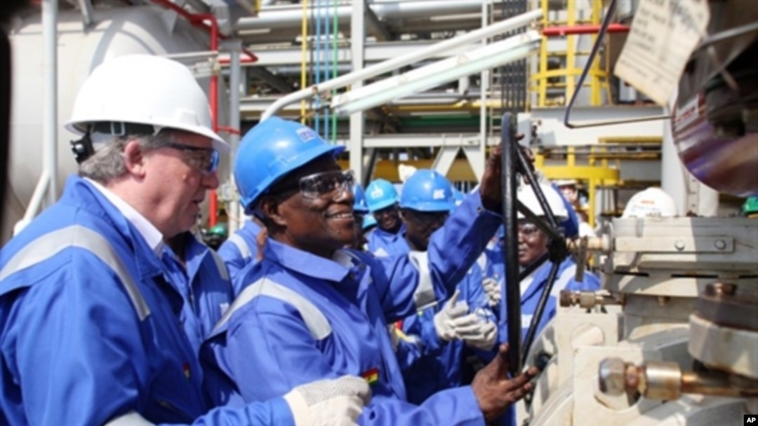 Ghanaian President John Atta Mills (2nd R) turns a valve at FPSO Kwame Nkrumah oil rig at the Jubilee field in Takoradi, 15 Dec 2010