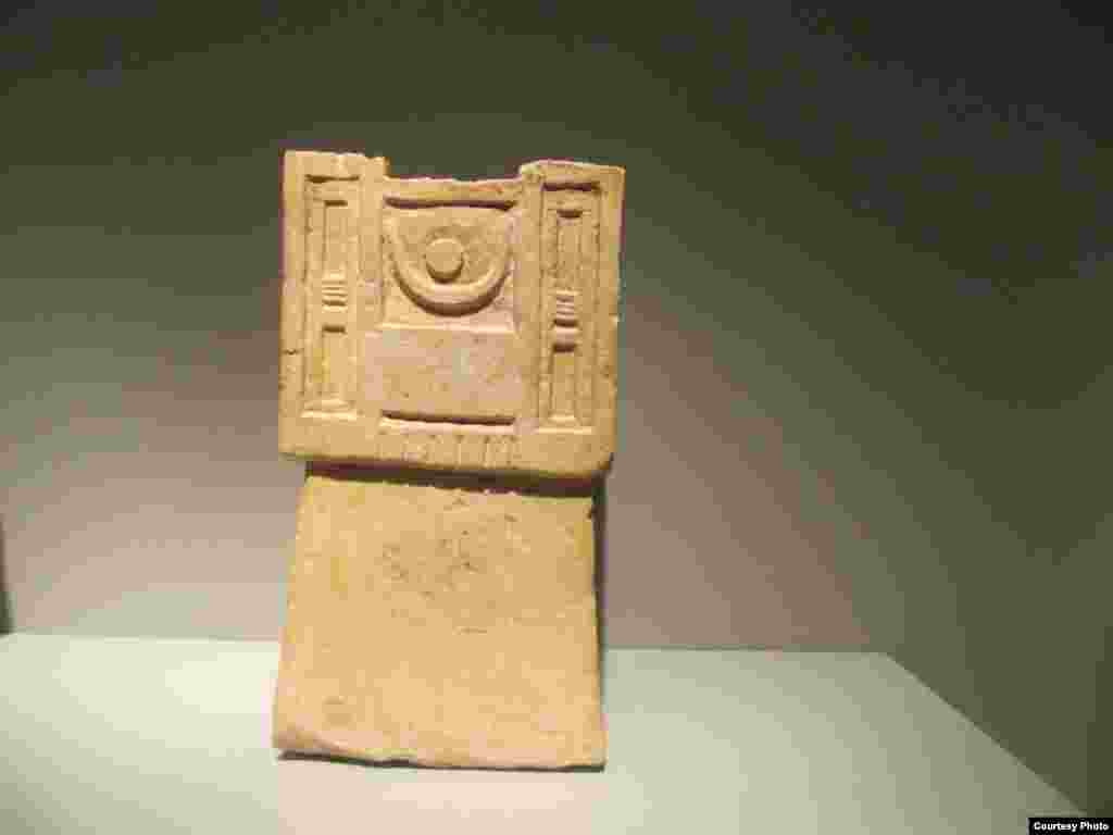 This incense burner uses architectural motifs and has a serpent running up one side. The many incense burners found at Qaryat al-Faw, a major trading center in the southwest, indicate that the population both traded and actively used incense in their own