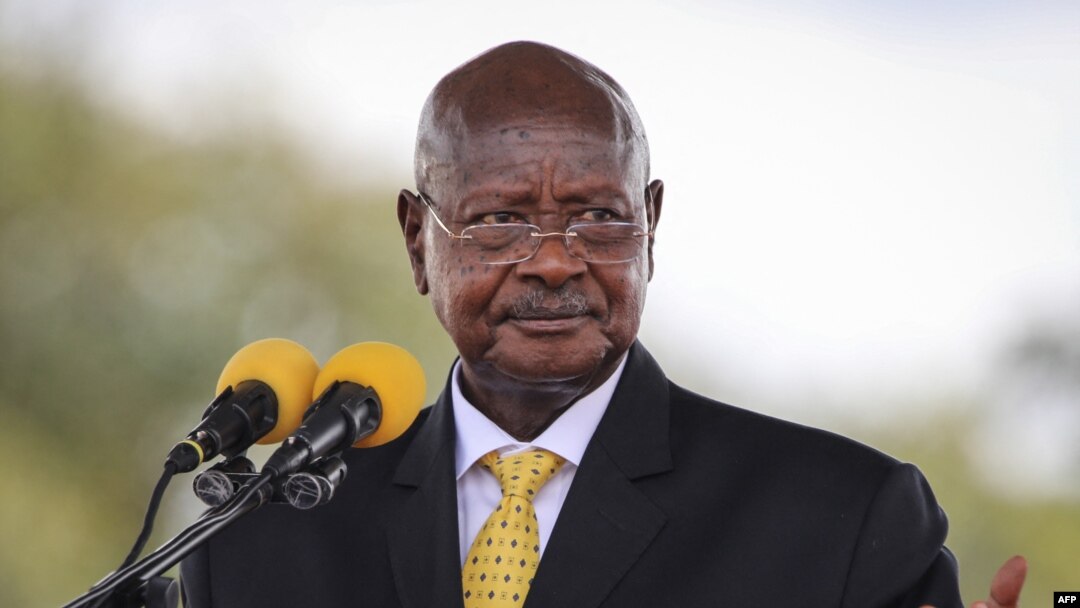 Président Yoweri Museveni ya Ouganda na milulu mya bozui bokonzi bua ye mpo na mbala ya motoba na le 12 Mai 202. Photo Badru KATUMBA / AFPP
