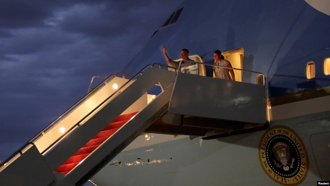El presidente Barack Obama y su esposa Michelle, regresan a la base aérea Andrews de sus vacaciones en Massachusetts.