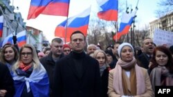 Alexei Navalny e esposa, Yulia (dir), numa marcha em memória do opositor Boris Nemtsov, em Moscovo, 29 de fevereiro de 2020