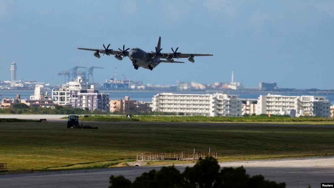 一架美國軍機從日本南部沖繩島的嘉手納空軍基地機場起飛。 （2023年8月24日）