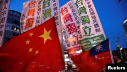 台灣統獨兩派舉行對立的集會。（2016年5月14日） 