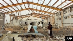  Yemenis inspect the damage caused by a Saudi-led air strike on a cholera treatment centrer supported by Doctors Without Borders (MSF) in the Abs region of Yemen on June 11, 2018.