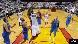 LeBron James fue incontrolable para la defensa de Dallas, concretando volcadas espectaculares, tras lo cual fue elegido el mejor jugador de la primera final.